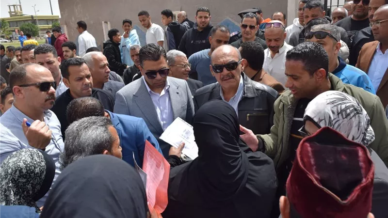 محافظ السويس يلتقي أهالي مدينة تعاونيات إسبيكو لمتابعة الخدمات