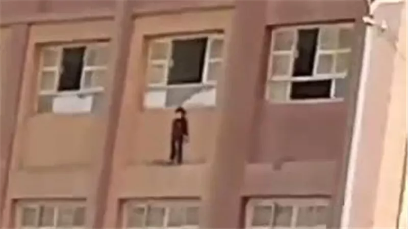 لعبة طفولية تتحول إلى خطر.. طالب يثير الذعر أعلى شرفة مدرسة بالقليوبية