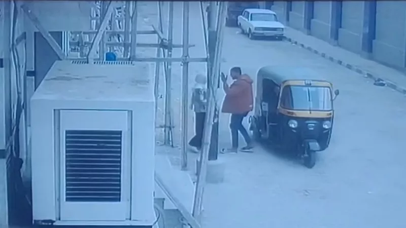 ضبط سائق توك توك بطهطا تعدى على فتاة بسبب خلاف على الأجرة