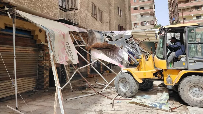حملة مكبرة بحي المنتزه أول لإزالة الإشغالات وتحقيق السيولة المرورية