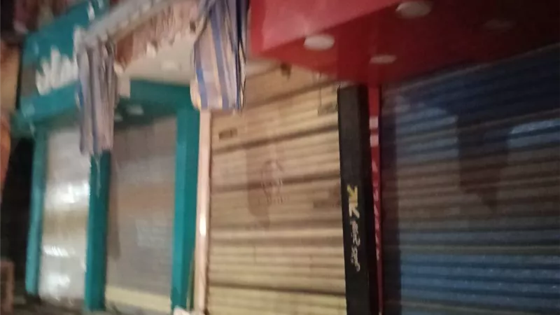 محافظ الغربية يواصل متابعة تنفيذ قرار مواعيد الغلق ميدانيًا  