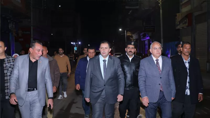 محافظ دمياط يقود حملة مسائية بكفر البطيخ لمتابعة غلق المحال وترشيد الكهرباء 