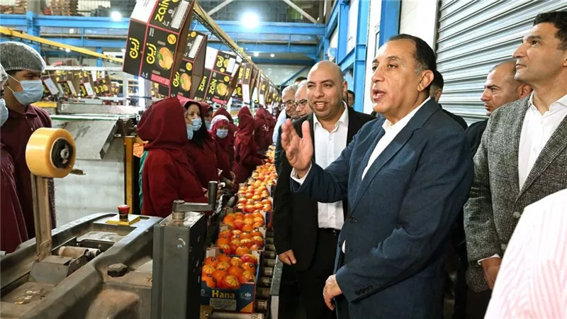 رئيس الوزراء يتفقد محطة الصواف لتعبئة الموالح والحاصلات الزراعية بينها 