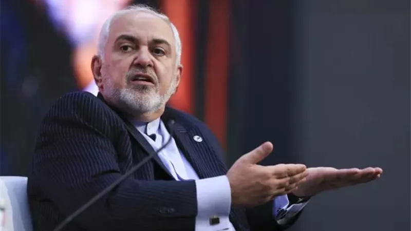 وصفوه بالجاسوس.. أنصار المرشد الراحل علي خامنئي يهددون جواد ظريف بالقتل 