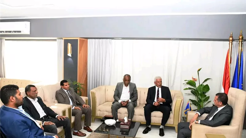 محافظ أسوان يستقبل نقيب الزراعيين لتعزيز أوجه التعاون المشترك