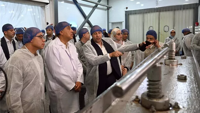 مدبولي يتفقد مصنع الطحان للتمور في بنها ودعم حكومي لزيادة الصادرات