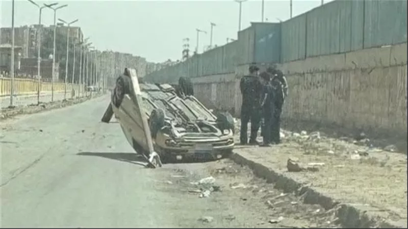اصطدمت بالعمود.. انقلاب سيارة ملاكي أعلى طريق المصانع بحلوان