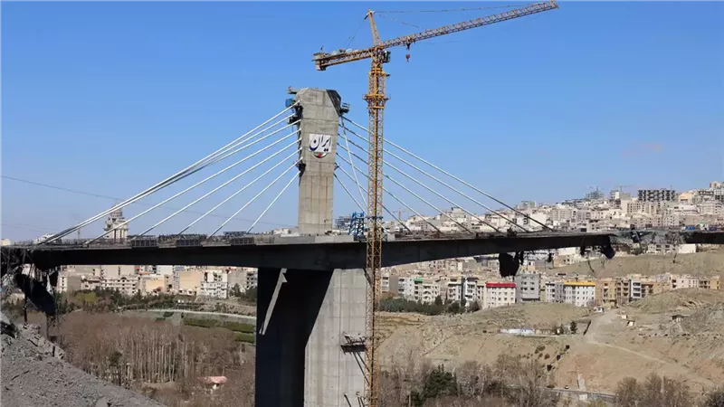 من القواعد إلى الجسور.. كيف غيرت واشنطن مسار الحرب على إيران؟