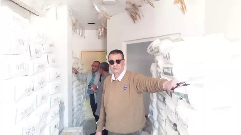 ضبط مخازن بدون ترخيص وكميات كبيرة من السلع مجهولة البيانات في بني سويف