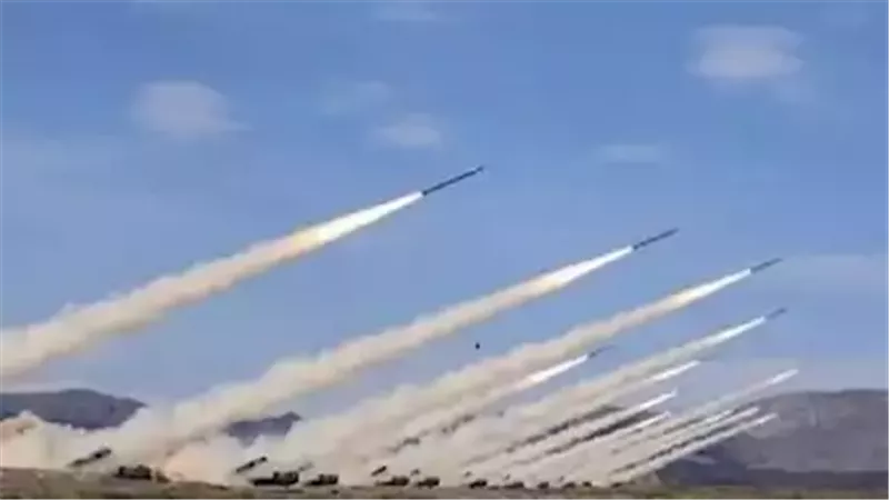 صواريخ من لبنان تضرب إسرائيل.. إصابة مباشرة لمبنى صناعي وتصاعد المواجهات