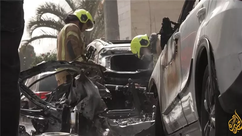 بالفيديو..مشاهد لآثار الدمار إثر ضربة صاروخية إيرانية جديدة على تل أبيب
