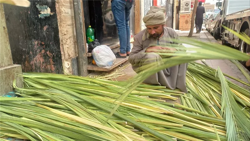 التيجان والسعف والصلبان منتجات من جريد النخيل للاحتفال بعيد الشعانين فى قنا 