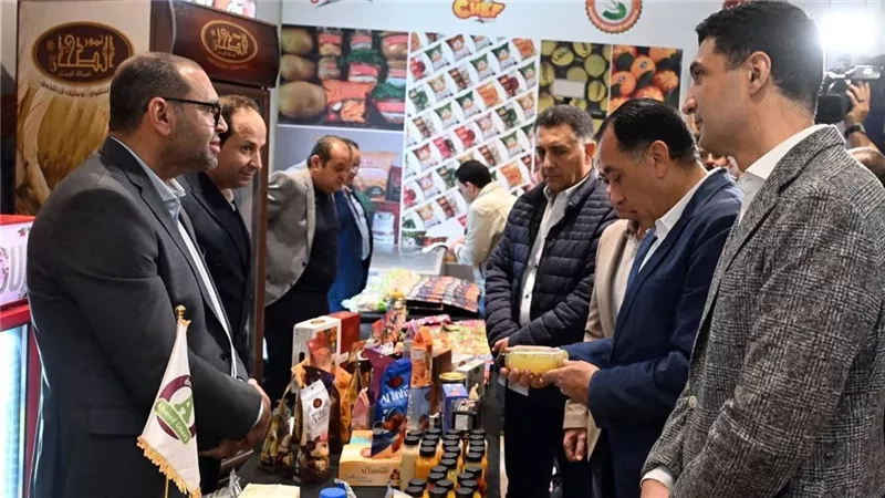 رئيس الوزراء يتفقد شركة «الطحان» المتخصصة في تصنيع وتعبئة التمور 