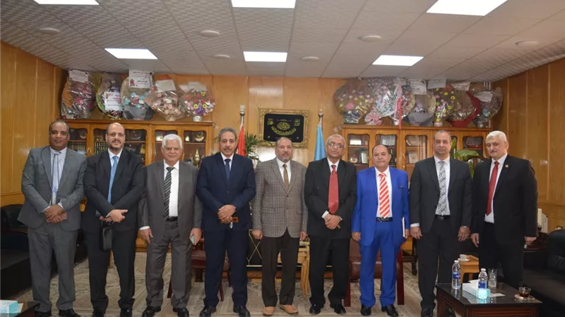 نائب رئيس جامعة الأزهريستقبل فريق 