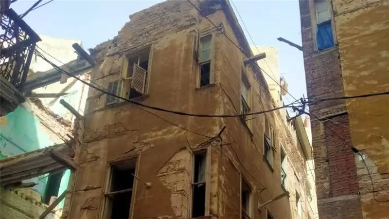 استمرار إزالة العقارات الآيلة للسقوط بحي الجمرك حفاظًا على سلامة المواطنين