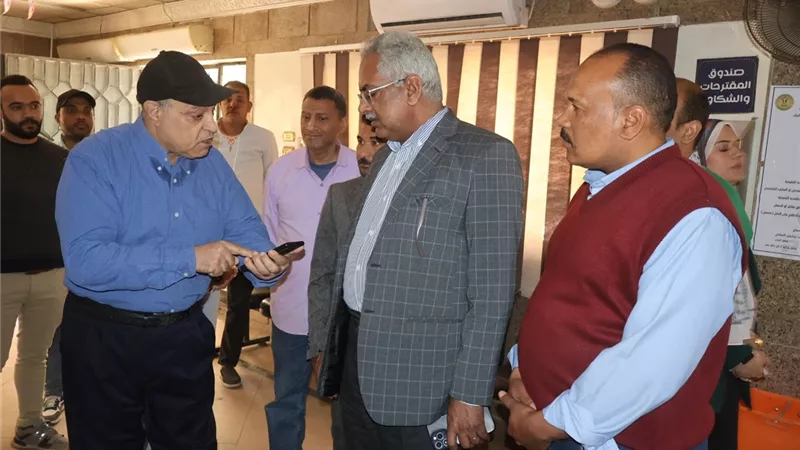 نائب محافظ سوهاج يفاجئ مواطنا ملفه ضائع منذ 7 أشهر بالمركز التكنولوجي