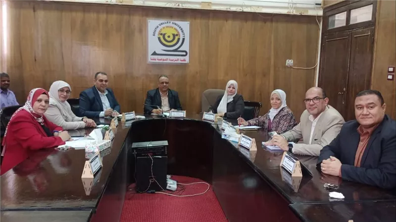 ضمن المشروع الرئاسي لتقييم البرامج الدراسية بجامعة قنا ورشة عمل بكلية التربية 