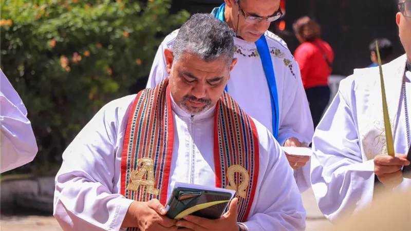 رئيس الكنيسة الأسقفية يترأس قداس أحد السعف في الكاتدرائية بالإسكندرية