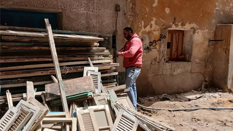 حي الأربعين ينفذ قرار إزالة عقار آيل للسقوط حفاظا على سلامة المواطنين