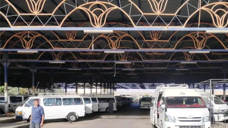 محافظ أسوان يتابع سير العمل في أول أيام نظام العمل عن بعد 