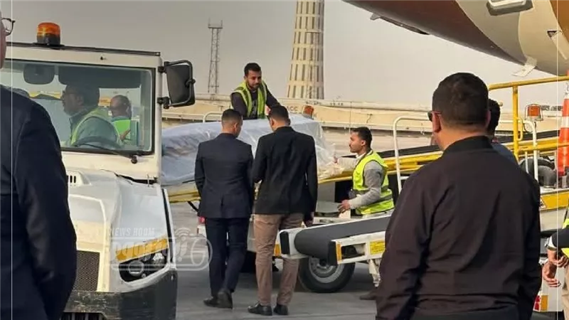 وزير البترول يستقبل جثمان شهيد الواجب حسام خليفة بمطار القاهرة