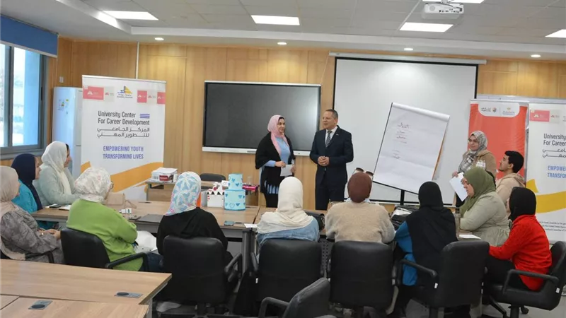 رئيس جامعة دمياط يشهد فعاليات ورشة كتابة السيرة الذاتية بمركز التطوير المهني