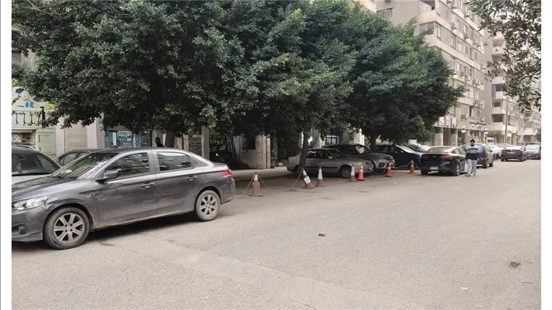 سكان شارع أحمد زكي يشكون احتلال الرصيف وحجز أماكن السيارات|تفاصيل 