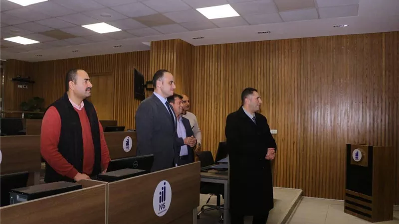 من مركز السيطرة.. محافظ دمياط يشدد على الالتزام بمواعيد الغلق الرسمية