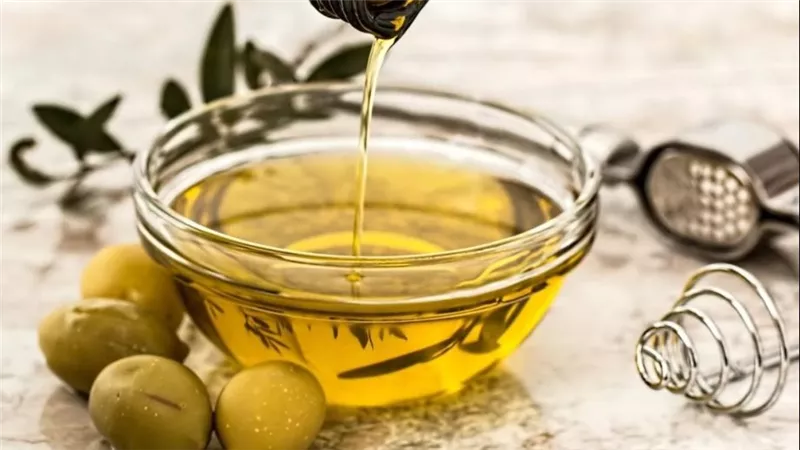 ملعقة زيت زيتون يوميا سر لصحة القلب والبشرة والنشاط 	