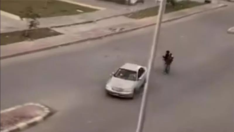 سائق متهور كاد يصدم فتيات.. شكوى من أهالي زهرة العاصمة|شاهد 