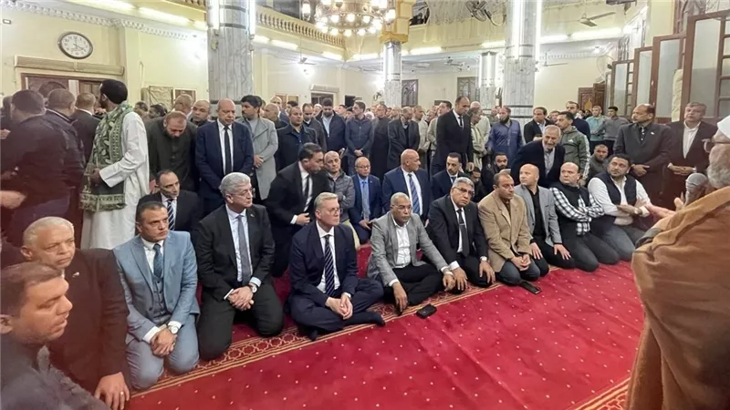 وزير البترول ومحافظ الدقهلية يؤديان صلاة الجنازة على المهندس حسام صادق خليفة