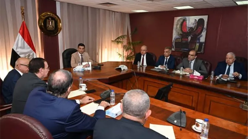 وزير الصناعة يبحث مع اتحاد الصناعات سبل تعظيم الاستفادة من الخامات التعدينية