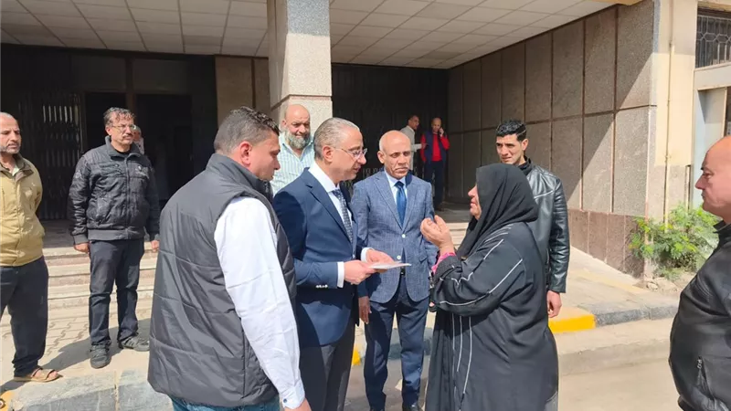 محافظ الجيزة يستجيب لمواطنة ويوجه بتوفير فرصة عمل لها خلال جولة ميدانية