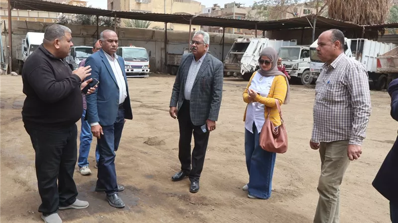 نائب محافظ سوهاج يتفقد جاهزية الحملة الميكانيكية بحي غرب 