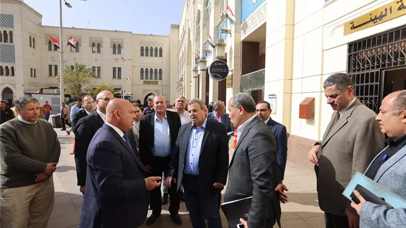 جولة مفاجئة لوزير النقل بمحطة رمسيس.. توجيهات حاسمة بترشيد الإنفاق 