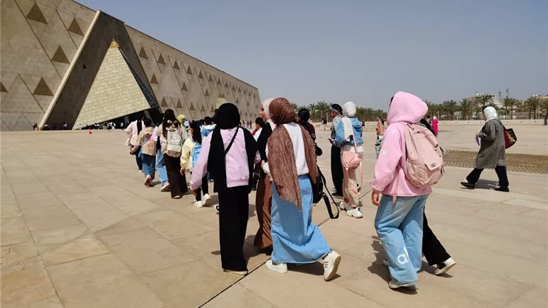 محافظة الجيزة تنظم رحلة ترفيهية إلى المتحف المصري الكبير احتفالًا بيوم اليتيم