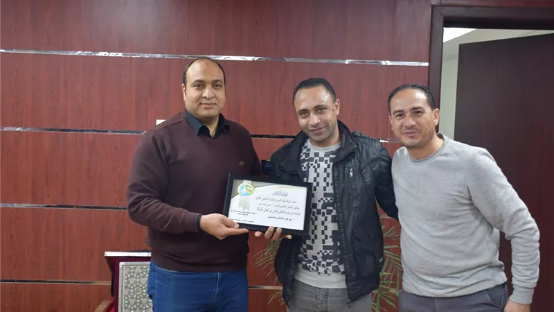 رئيس مياه الشرب بالجيزة يكرم سائقًا أُصيب أثناء التعامل مع مياه الأمطار