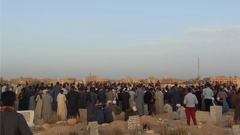من أسرة واحدة.. الآلاف يشيعون جثامين 5 ضحايا حادث صحراوي جهينة بسوهاج 