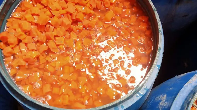 ضبط 3400 عبوة مواد غذائية منتهية الصلاحية في حملة تموينية بالغربية 