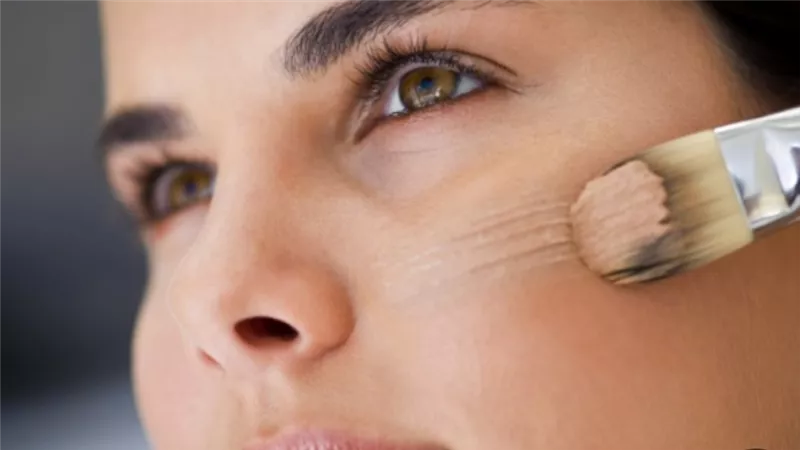 من الطباشير السام إلى الفلاتر رحلة كريم الأساس عبر التاريخ
