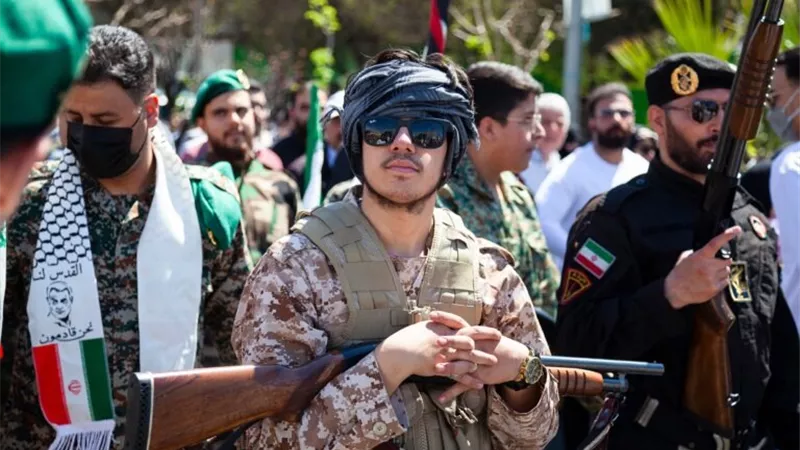 وقود للمدافع.. إيران ترسل مراهقين للعمل كـ