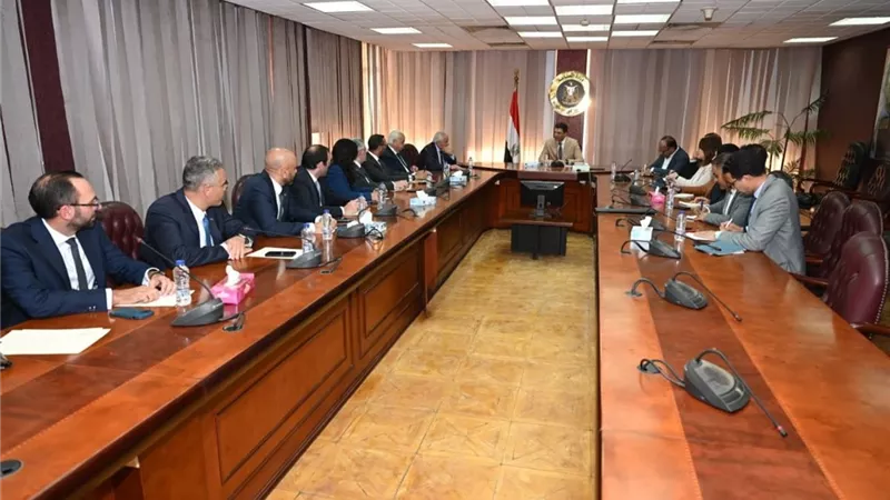 وزير الصناعة يبحث مع غرفة التجارة الأمريكية تعزيز التعاون المشترك