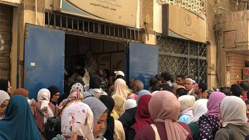 زحام وتكدس بمكاتب التأمينات بالسويس وشكاوى من أعطال السيستم الجديد وبطء الخدمة