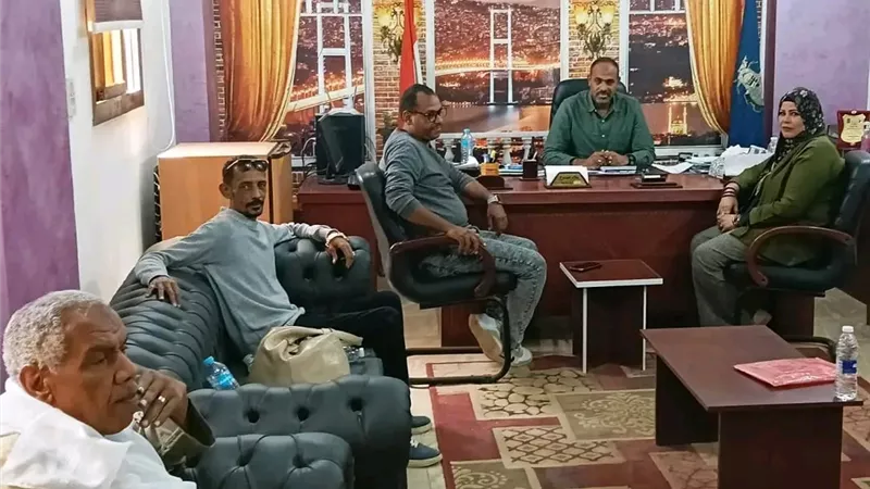 محافظ أسوان يوجه رؤساء المدن بالاقتراب من المواطنين وحل مشكلاتهم 
