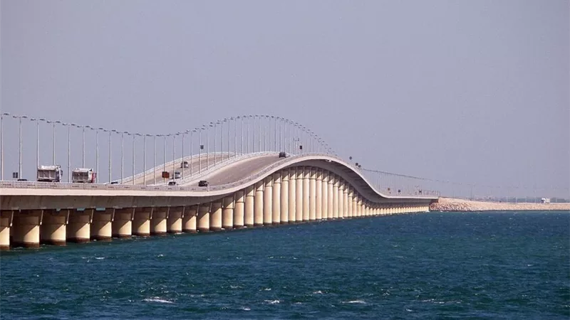 استئناف عبور المركبات على جسر الملك فهد عقب إغلاقه احترازيًا لأسباب أمنية