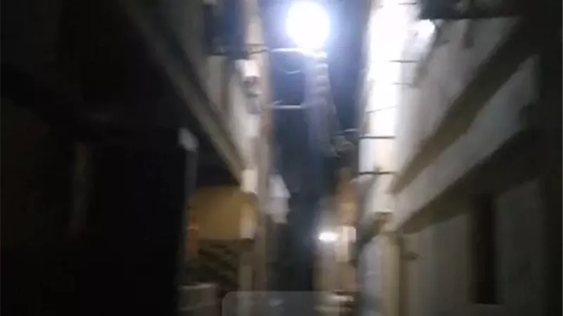 استجابة لـ«نيوز رووم»: إصلاح أعمدة إنارة شارع كوبري البخاري بالزرقا في دمياط