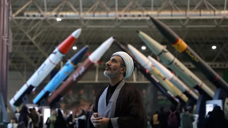 الحرس الثوري الإيراني يحذر دول الجوار ويهدد باستهداف البنية التحتية لأمريكا 