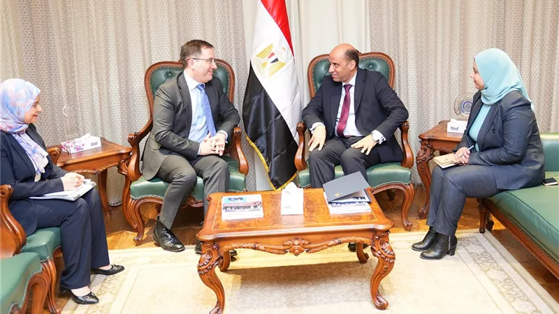 وزير العمل يلتقي سفير المملكة المتحدة بالقاهرة لبحث تعزيز التعاون