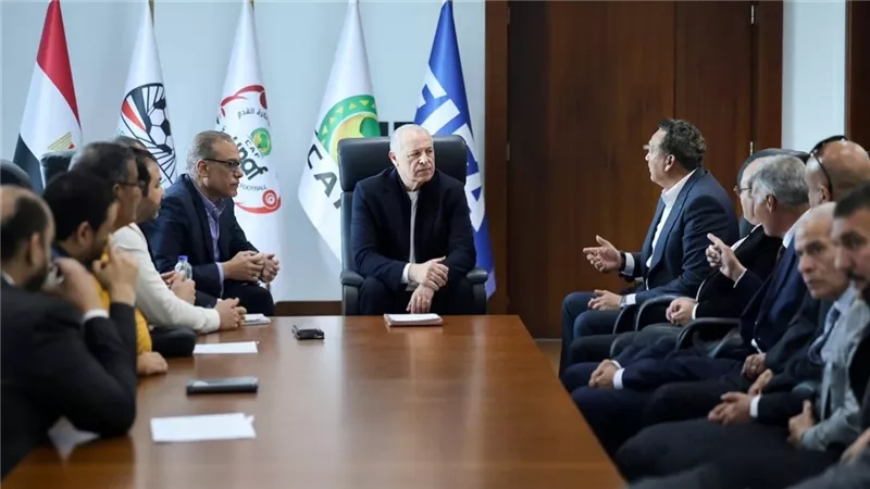هاني أبو ريدة يستقبل مجموعة من أندية الجمعية العمومية