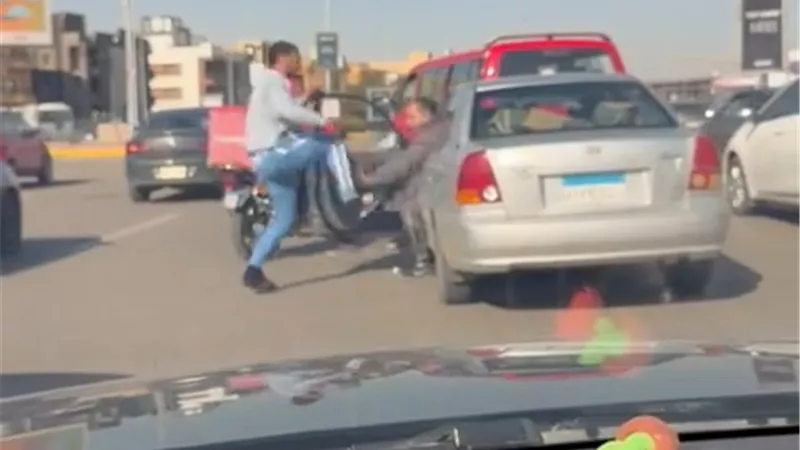 ضربه بالرجل.. الأمن يفحص فيديو تعدي سائق ميكروباص على صاحب ملاكى بالتجمع